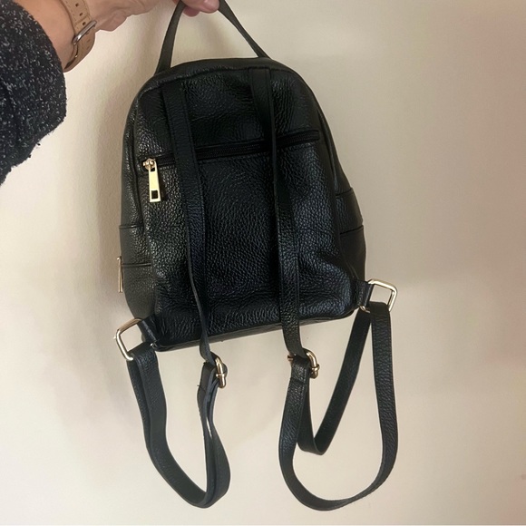 Black Leather backpack brass zippers made in Italy very good condition - Picture 4 of 13